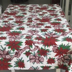 Holiday Poinsettia Tablecloth with 8 Napkins
